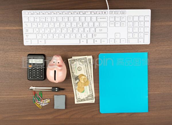 带办公用品和现金的键盘